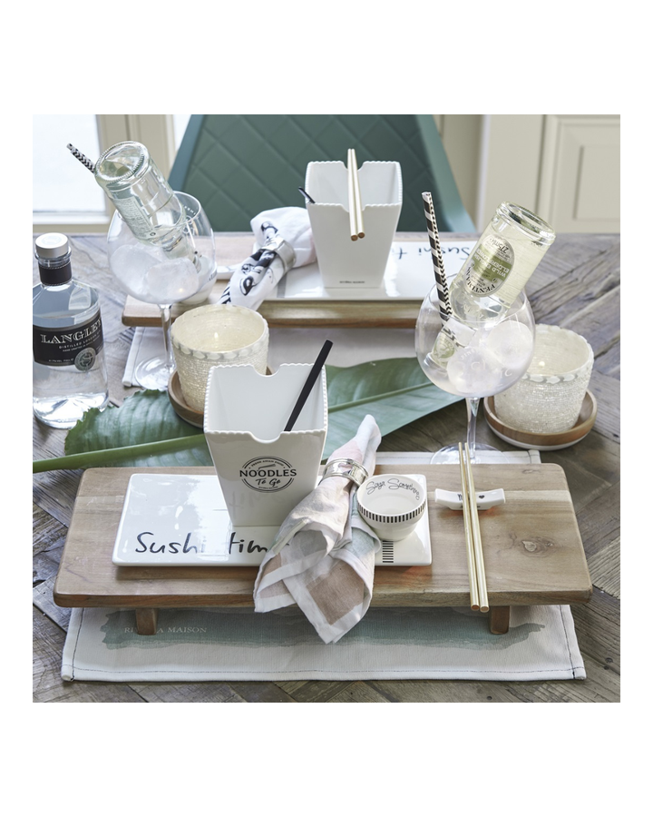 Fresh Asian Food Noodles To Go Bowl aus Porzellan auf gedecktem Tisch im Asia-Stil