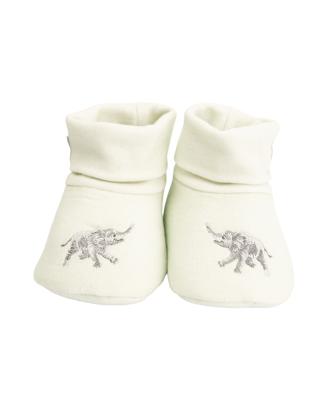 Frontansicht der Elefanten Babyschuhe „Little Savannah“ von Wrendale Designs, beide Schuhe nebeneinander mit aufgestickten Elefanten.