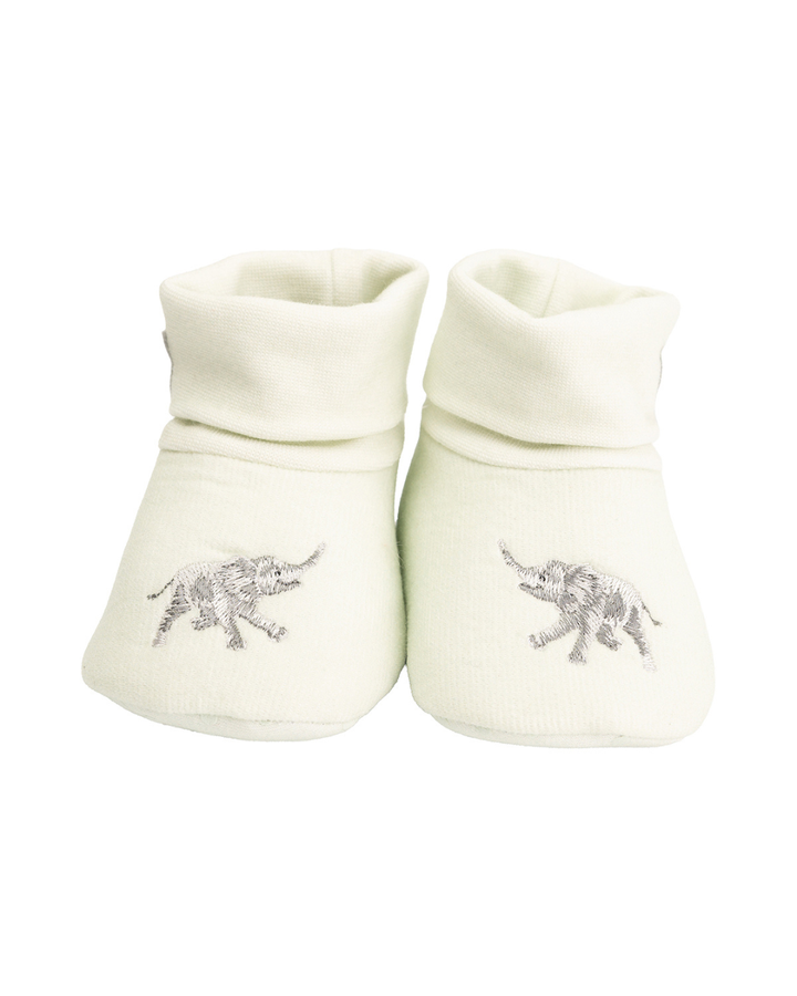 Frontansicht der Elefanten Babyschuhe „Little Savannah“ von Wrendale Designs, beide Schuhe nebeneinander mit aufgestickten Elefanten.