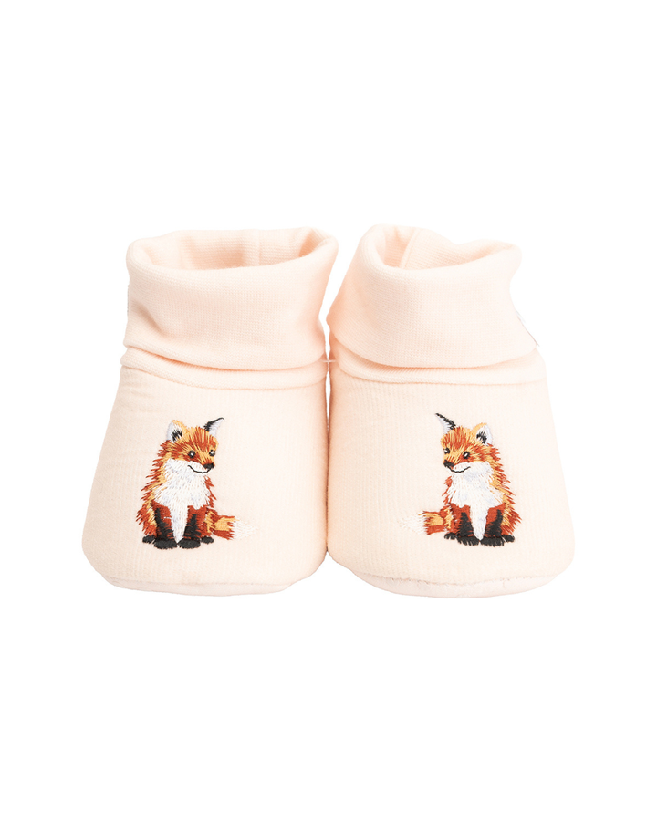 Paar Fuchs Babyschuhe „Little Forest“ von Wrendale Designs in zartem Apricotton, frontale Ansicht mit aufgesticktem sitzenden Fuchs auf beiden Schuhen.