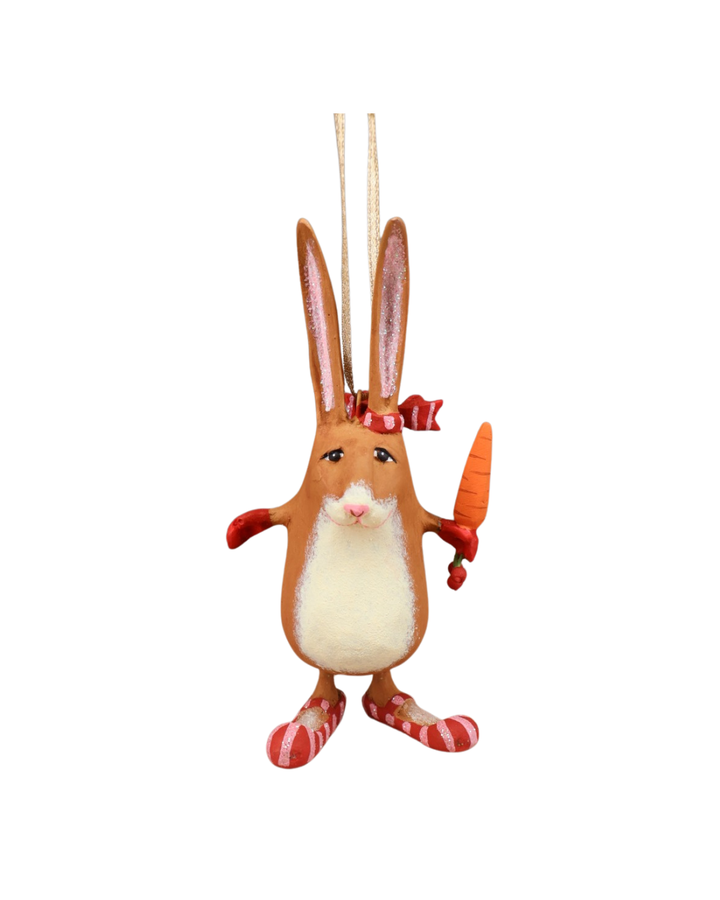 Hasen Krinkle Mini Rebecca Rabbit von Patience Brewster – frontale Ansicht mit Karotte