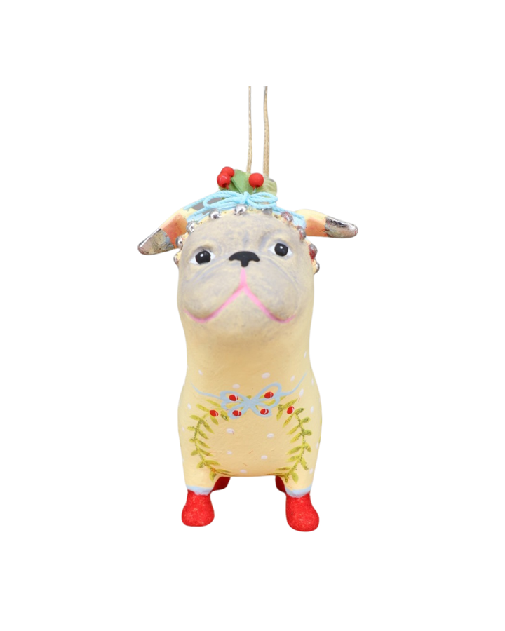 „Hunde Krinkle Prudence Pug von Patience Brewster – frontale Ansicht der handbemalten Weihnachtsfigur“