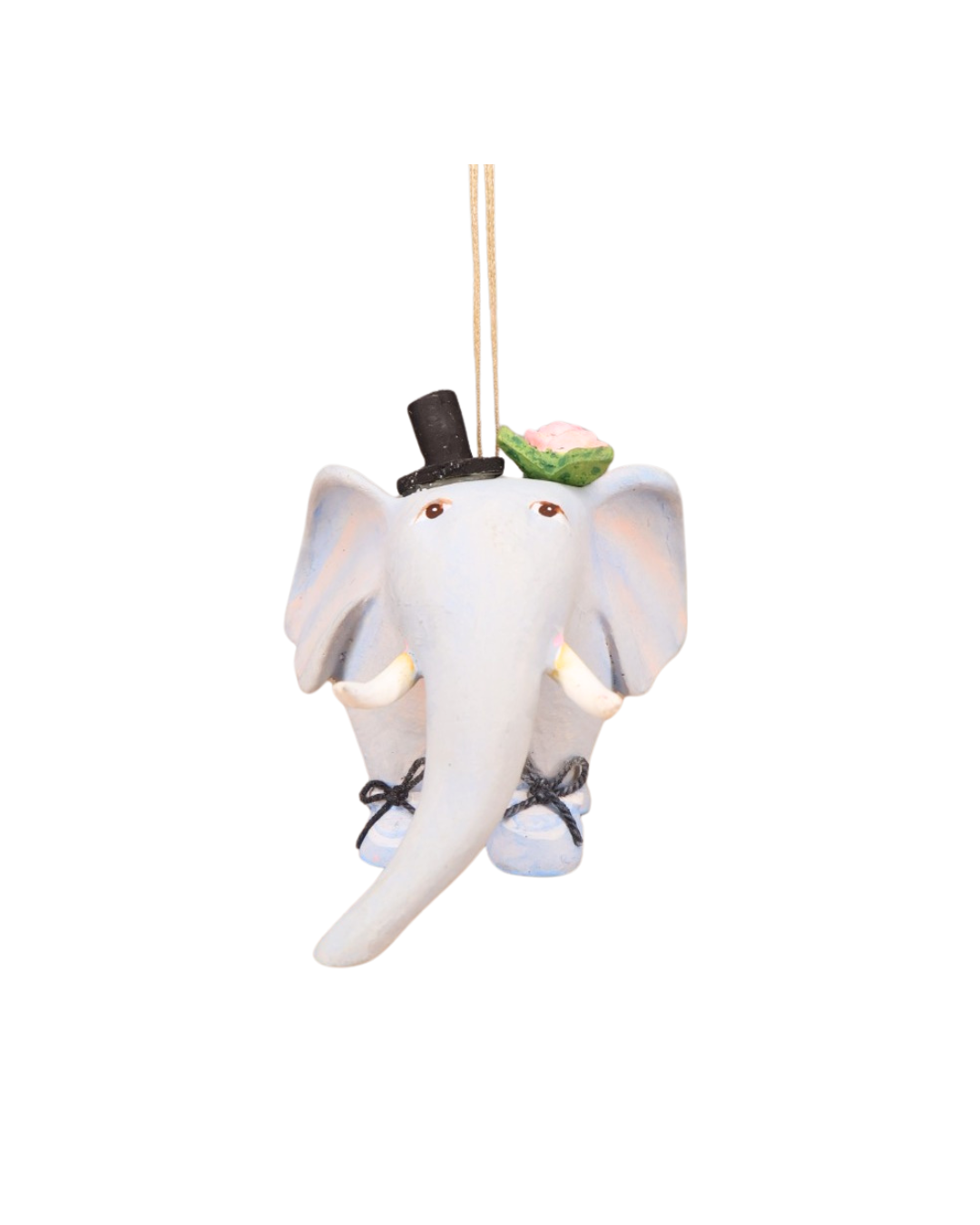 Frontansicht des männlichen Mini Noah’s Ark Elephant von Patience Brewster, Elefant mit schwarzem Zylinder, Blume und hellblauen Schuhen mit Schnürsenkeln.