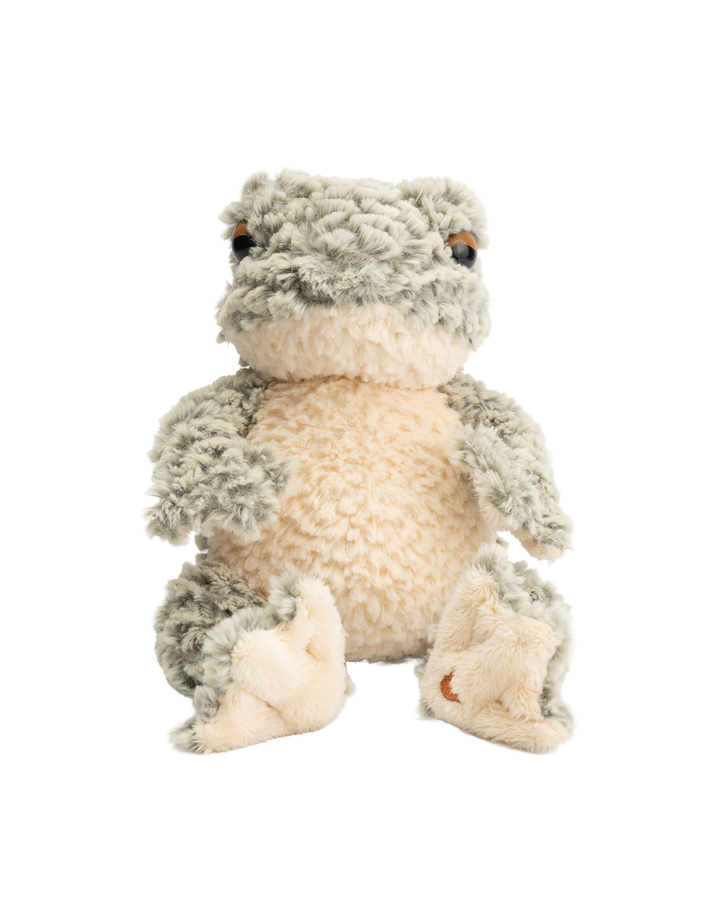 Detailaufnahme der Pfote vom Frosch Kuscheltier „Elliott“ von Wrendale Designs mit gesticktem Wrendale-Hasenlogo auf hellem Plüsch.