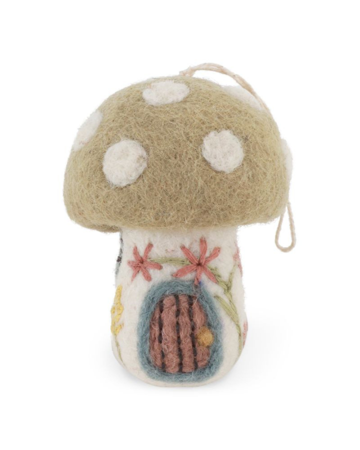 Besticktes Frühlings-Pilzhaus als Filzanhänger von Gry & Sif mit hellgrünem Pilzhut, weißen Punkten und aufgestickter Tür vor weißem Hintergrund.