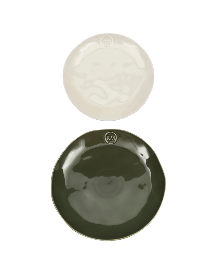 Portofino Frühstücks- und Essteller von Rivièra Maison in Weiß und Dunkelgrün nebeneinander.