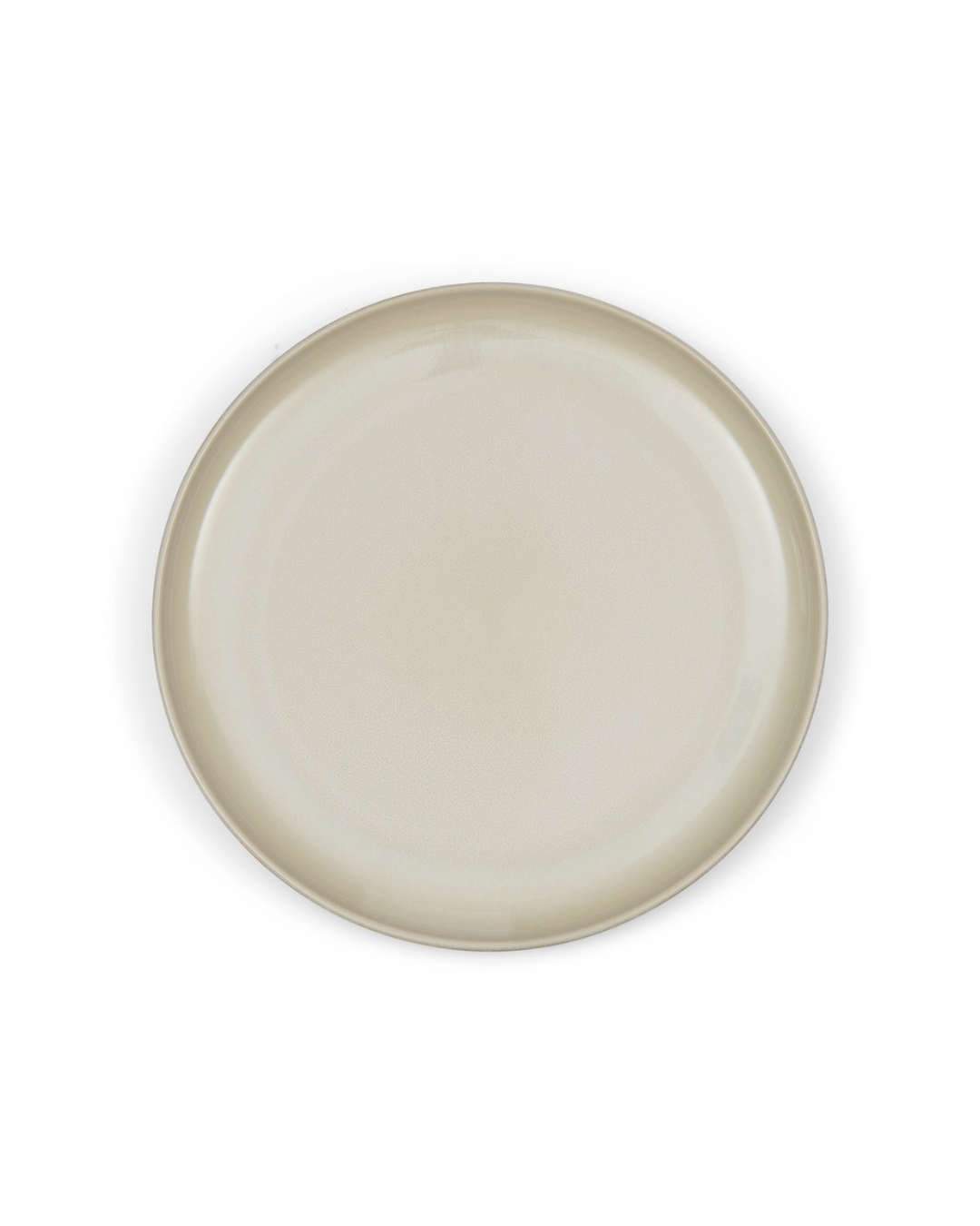 Runder Sevran Frühstücksteller von Rivièra Maison in creme-beige vor weißem Hintergrund.