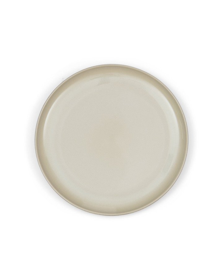 Runder Sevran Frühstücksteller von Rivièra Maison in creme-beige vor weißem Hintergrund.