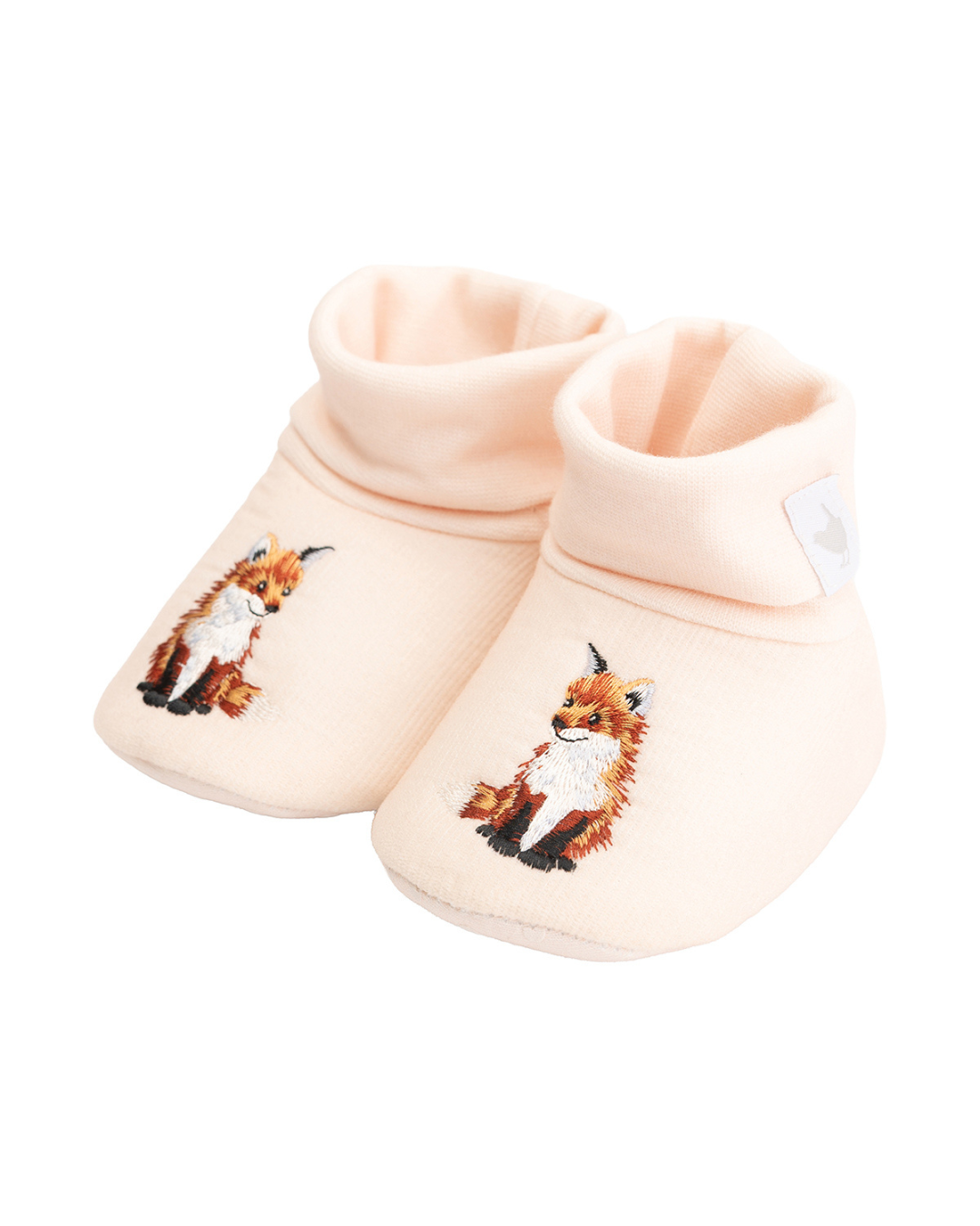 Fuchs Babyschuhe „Little Forest“ von Wrendale Designs in schräger Perspektive, weiches Material mit umgeschlagenem Bündchen und feiner Stickerei.