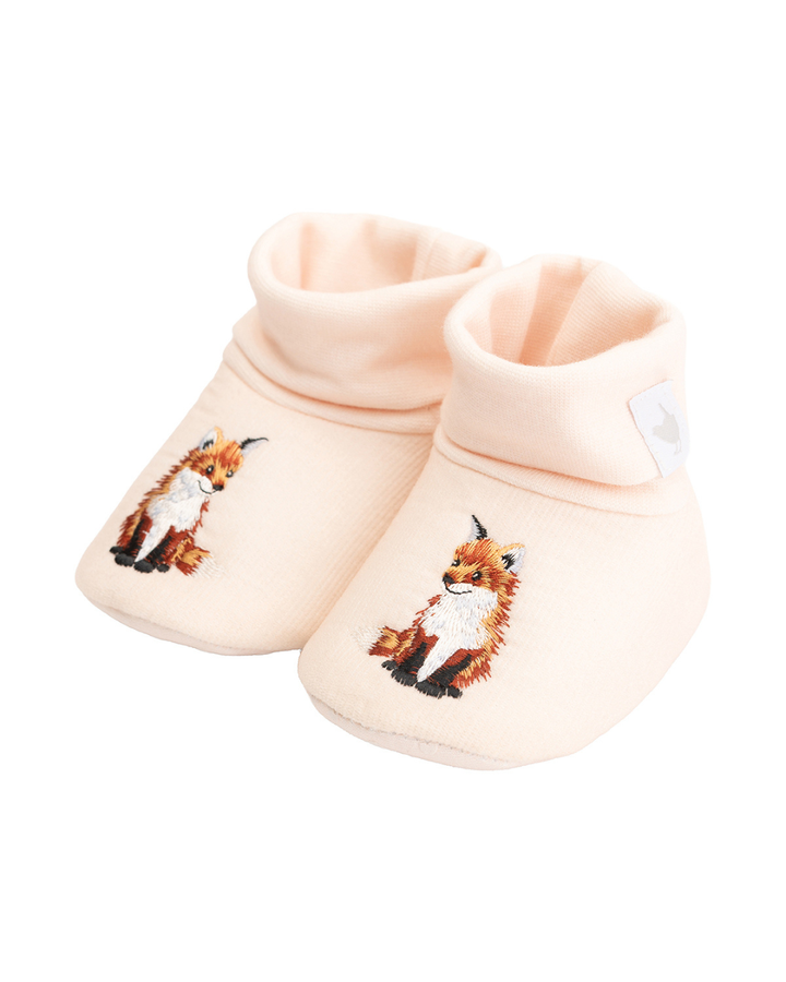 Fuchs Babyschuhe „Little Forest“ von Wrendale Designs in schräger Perspektive, weiches Material mit umgeschlagenem Bündchen und feiner Stickerei.