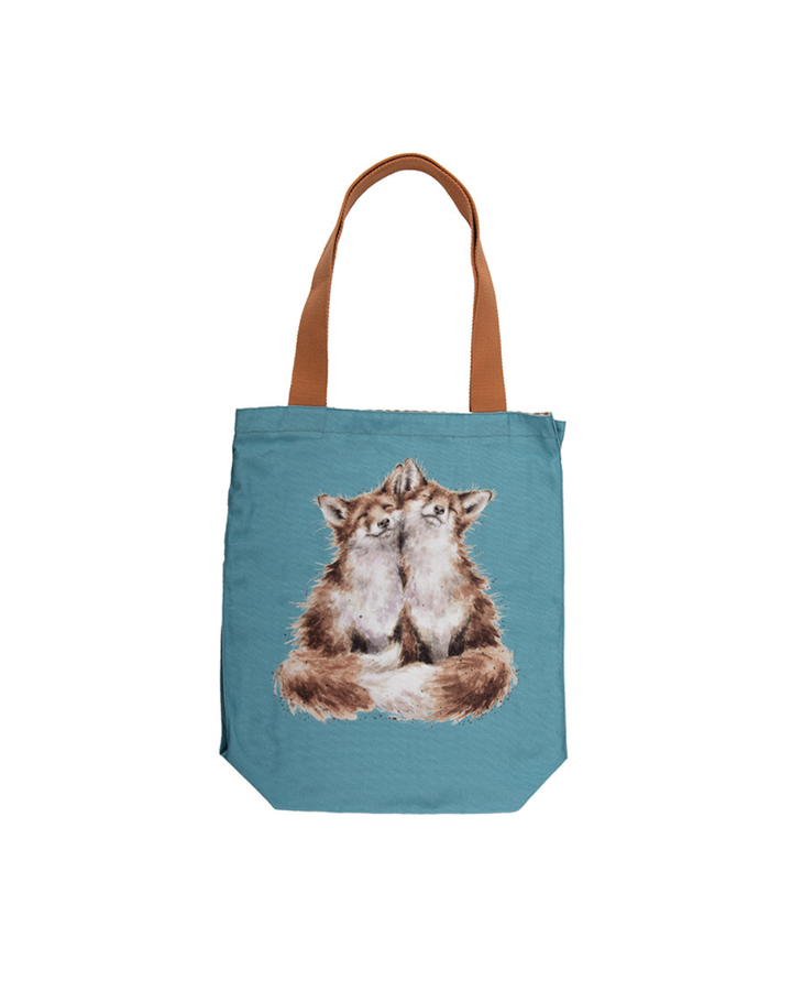 Blaue Fuchs Einkaufstasche von Wrendale Designs vor weißen Hintergrund. Zu sehen sind 2 Füchse die liebevoll kuscheln. Der Griff der Tasche ist braun.