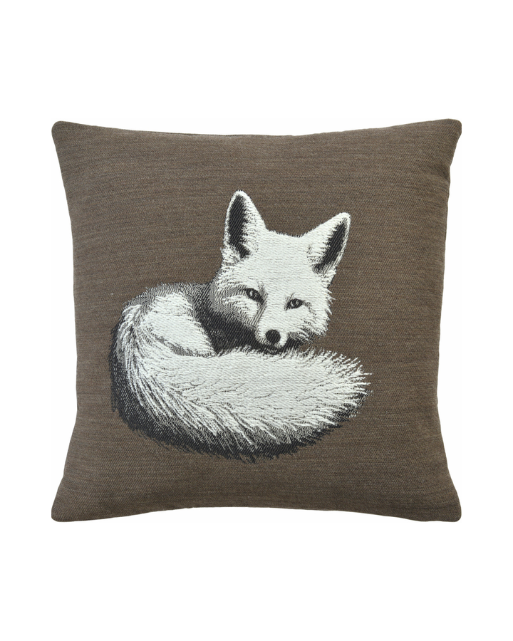 Fuchs Kissenbezug "Fox Tail" von Sander vor weißen Hintergrund in der Farbe Coffee. Das Kissen ist Kaffe braun und das Motiv zeigt ein schwarz/weißen Fuchs welcher eingerollt in die Kamera schaut.