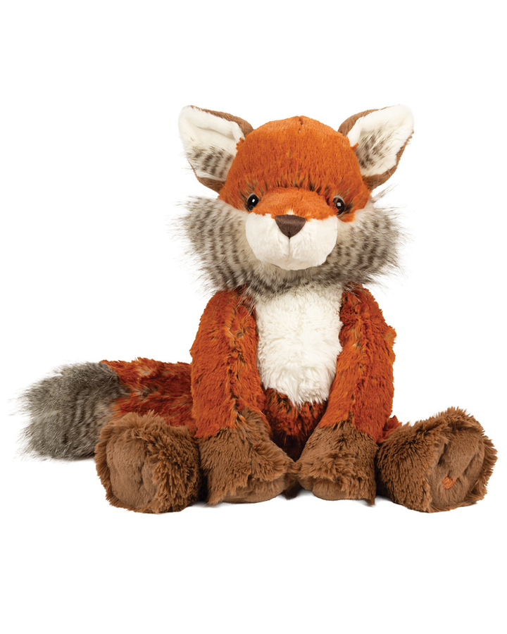 Fuchs Kuscheltier Giant Autumn von Wrendale Designs sitzend vor weißen Hintergrund. Der Fuchs schaut in die Kamera die Textur seines detaillierten Fells ist gut erkennbar.