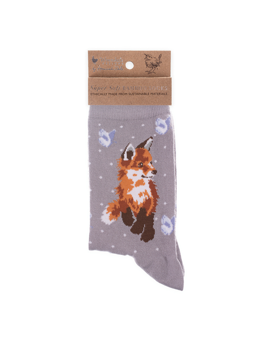 Grau gepunktete Fuchs Socken von Wrendale Designs mit der braunen Verpackung vor weißem Hintergrund.