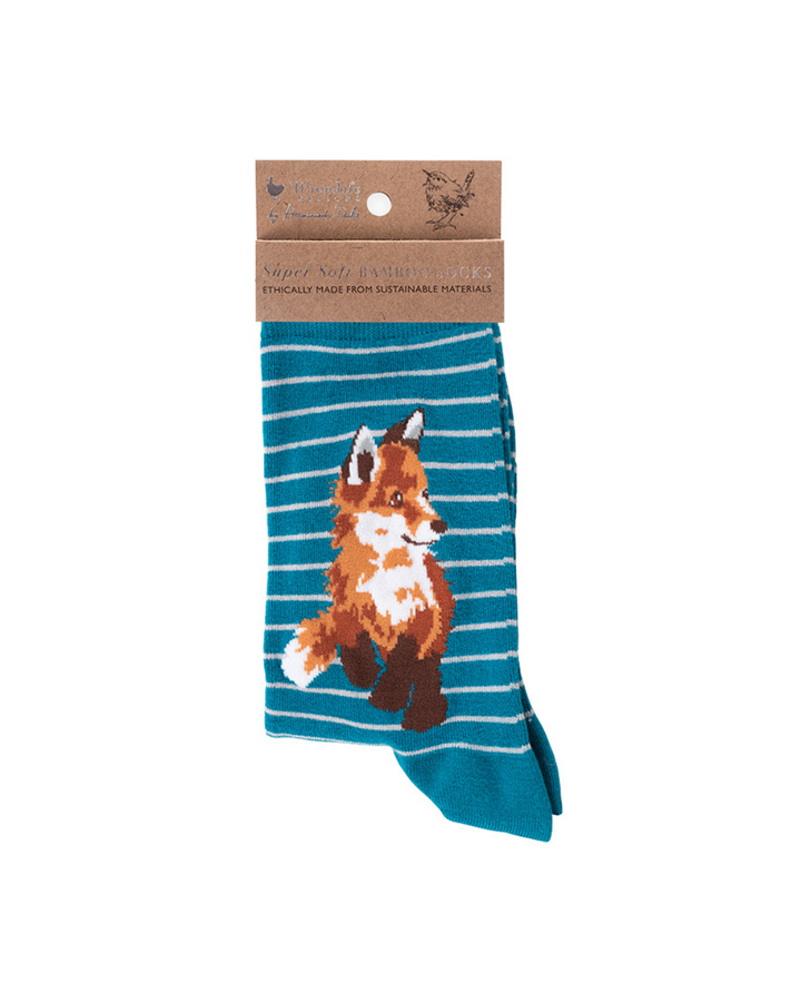 Petrol gestreifte Fuchs Socken von Wrendale Designs mit der braunen Verpackung vor weißem Hintergrund.