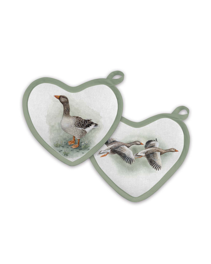 Vorderseiten der herzförmigen Topflappen „Country Goose“ von Maluu mit Gänsemotiven