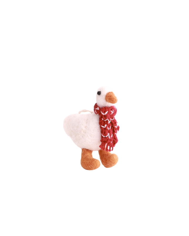 Filzanhänger "Gans mit Schal" von Gry & Sif. Die weiße Gans trägt einen rot-weißen Strickschal. Ihr orange-brauner Schnabel und die gleichfarbigen Füße vervollständigen die lustige Gans.