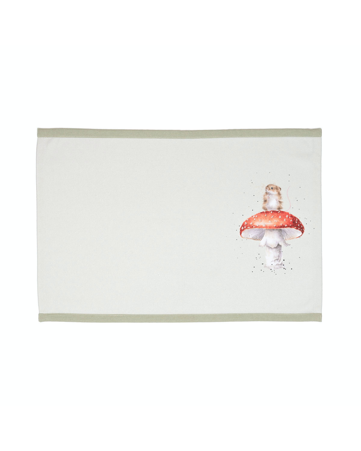Ein einzelnes Tischset „Garden Friends“ mit einem Maus-Motiv. Das Set liegt auf einem hellen Hintergrund und zeigt das Tier stolz stehend auf einem Fliegenpilz.