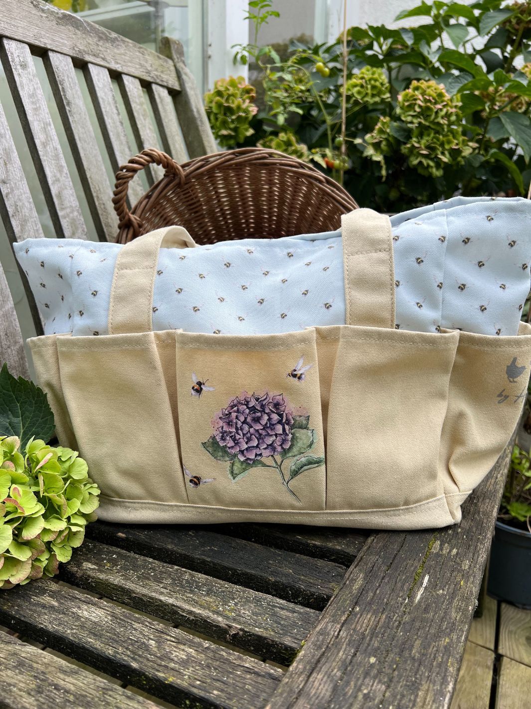 Gartentasche mit Hortensien und Hummeln von Wrendale Designs