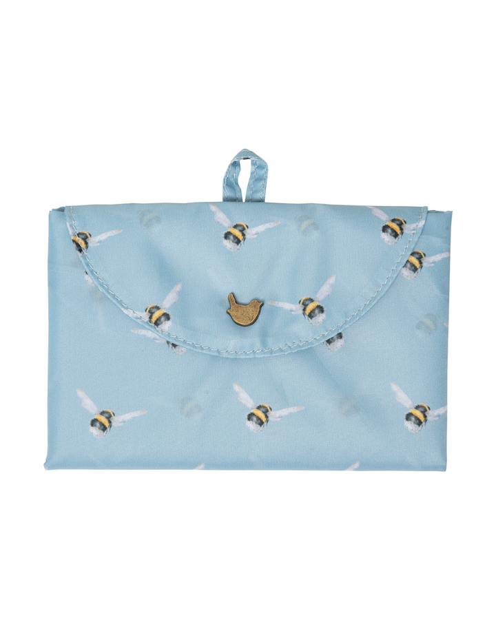 Gefaltete Einkaufstasche Busy Bee von Wrendale Designs mit lebhaften Hummelmotiven von Hannah Dale und praktischer Befestigungslasche und süßem Vögelchendruckknopf.