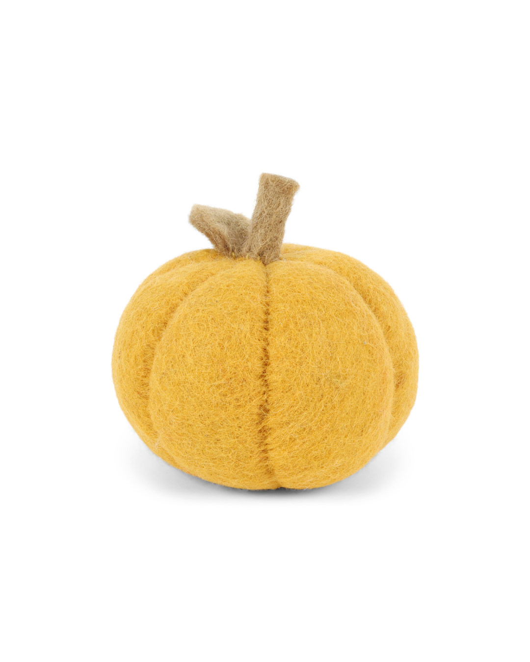 Gelber Filz-Kürbis von Gry & Sif als Deko in hellem Orange für den Herbst vor weißem Hintergrund.