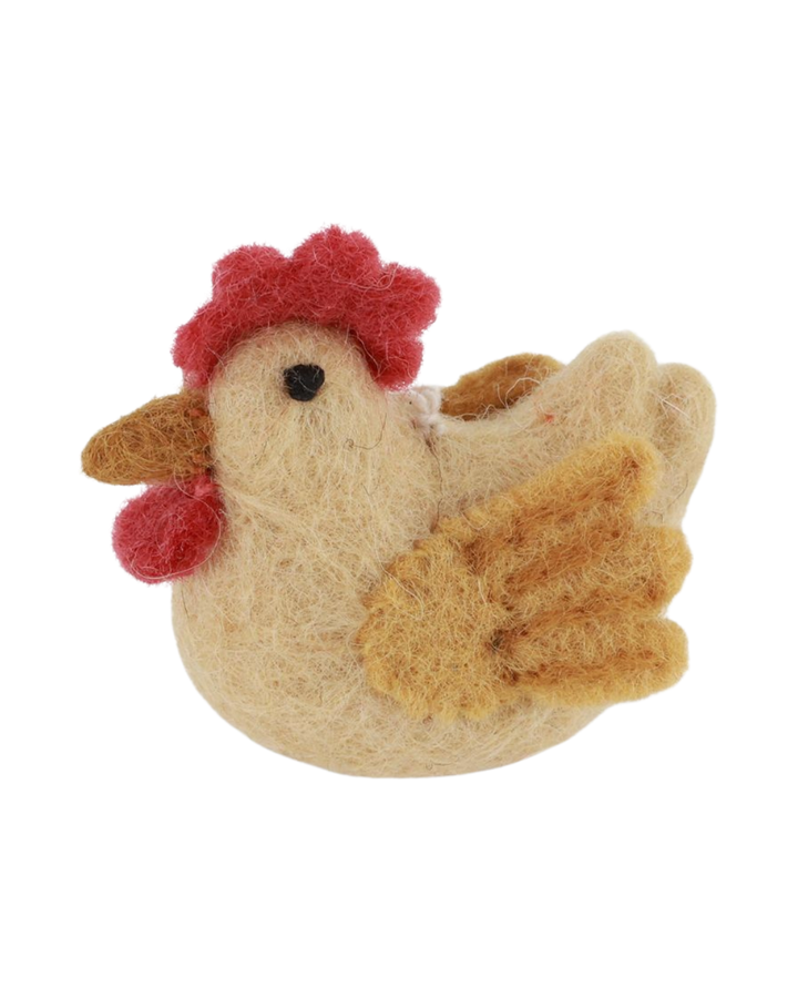 Gelber Hühner-Filzanhänger von Gry & Sif mit rotem Kamm und strukturierter Flügelpartie, seitliche Ansicht auf weißem Hintergrund.