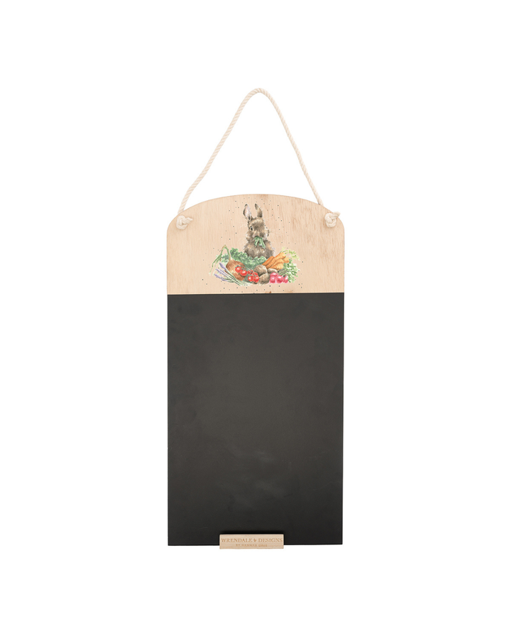 Freigestellte Kreidetafel „Grow your Own“ mit Gemüsehase-Motiv, schwarzer Schreibfläche und Kordelaufhängung vor weißem Hintergrund.