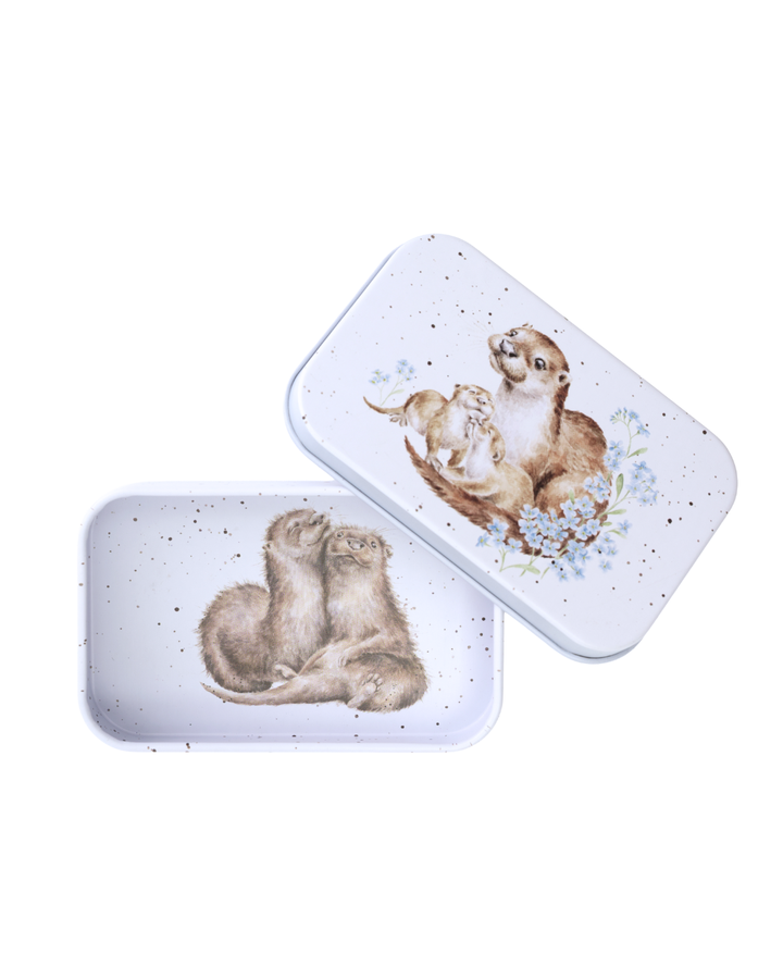 Geöffnete Otter-Dose von Wrendale Designs mit zusätzlicher Otter-Illustration im Inneren, dekorative Aufbewahrungsdose im typischen Wrendale Stil