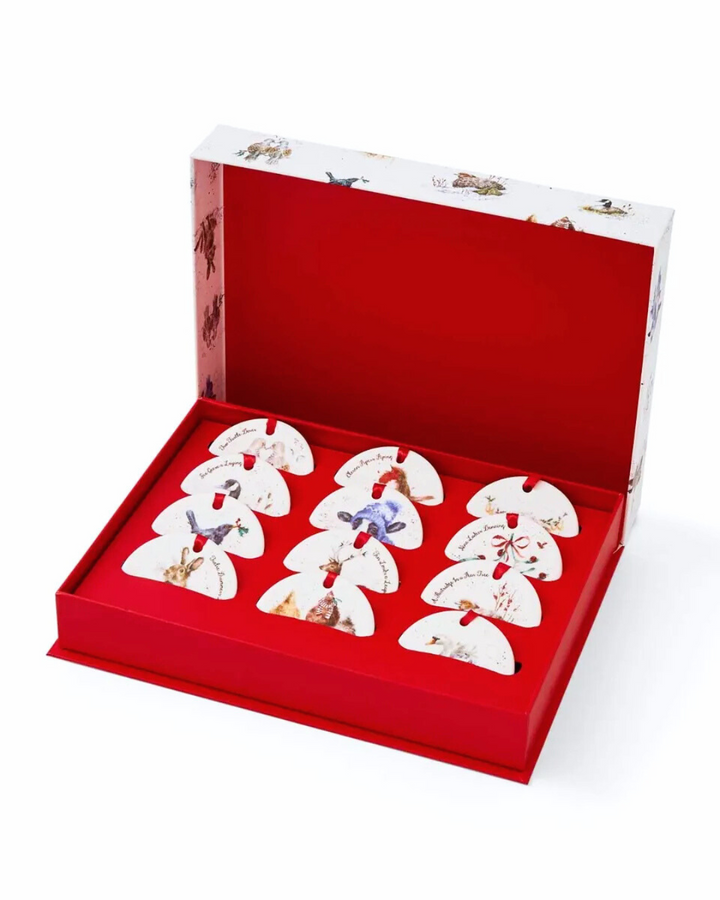 Geschenkbox mit zwölf Porzellananhängern 12 Days of Christmas von Wrendale Designs vor weißem Hintergrund.