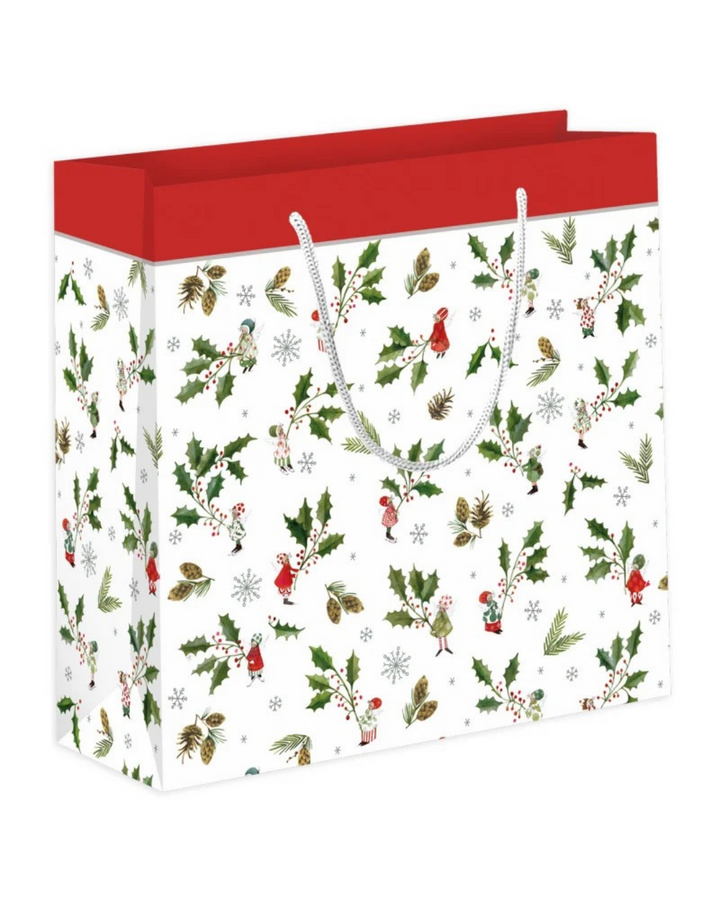 Große Geschenktasche "Weihnachtsengel" vom Grätz Verlag vor weißen Hintergrund. Die Geschenktasche ist größtenteils weiß und hat oben einen roten Rand. Der Rest der Tasche ist bedeckt mit einem Muster von weihnachtlichen Zweigen/Pflanzen und kleinen Männchen.