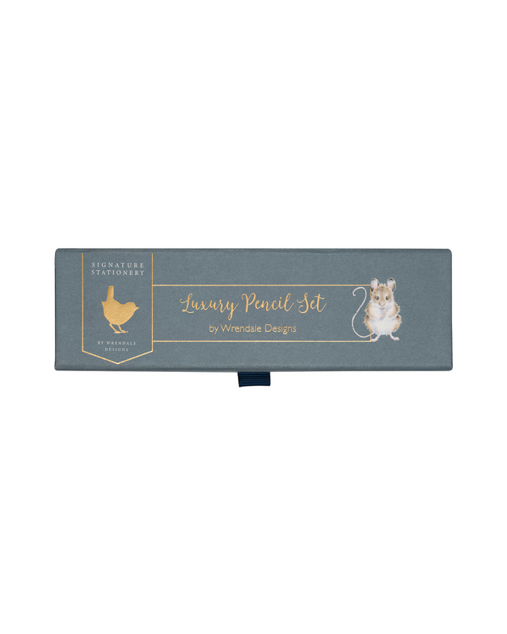 Geschlossene Geschenkbox des Bleistifte-Sets „Signature Stationery“ von Wrendale Designs mit Mausillustration und goldfarbenen Details.