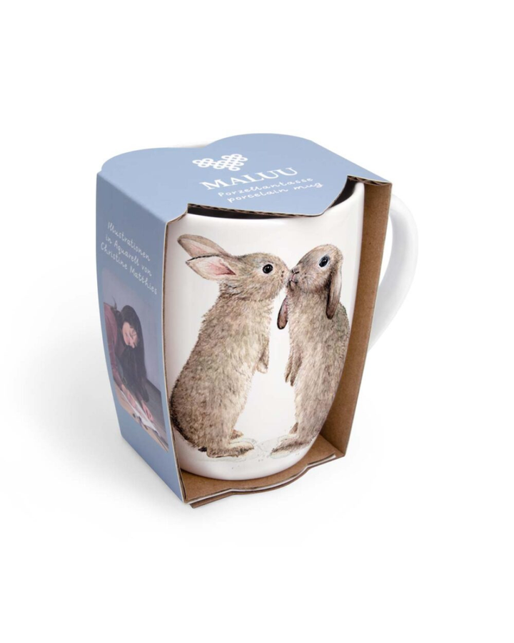 Häschen Tasse Bunny Bliss von Maluu in blauer Geschenkverpackung mit sichtbarem Hasenmotiv auf der Tasse