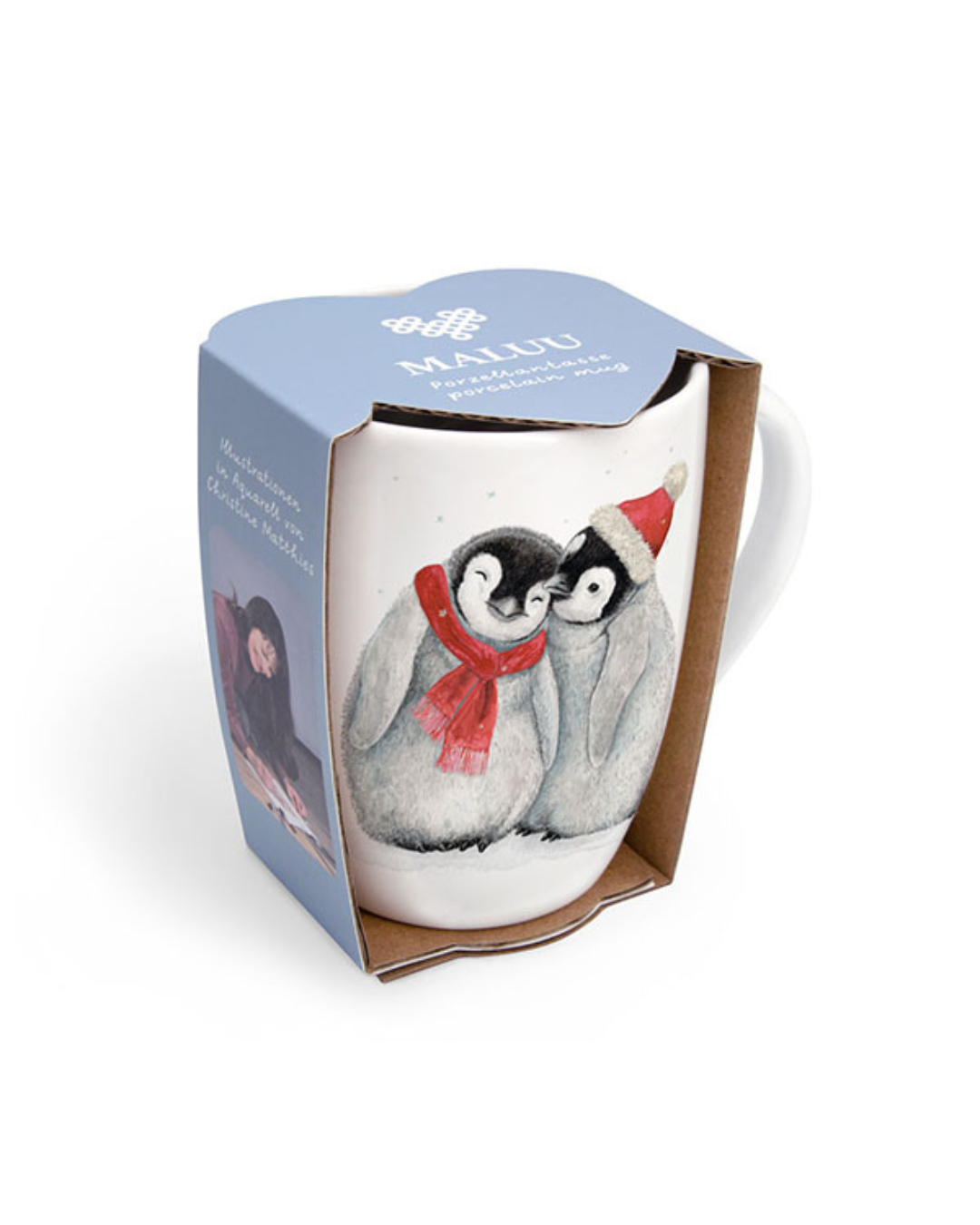 Porzellantasse Christmas Penguins von Maluu in Geschenkverpackung mit zwei kuschelnden Pinguin-Küken in rotem Schal und Weihnachtsmütze.