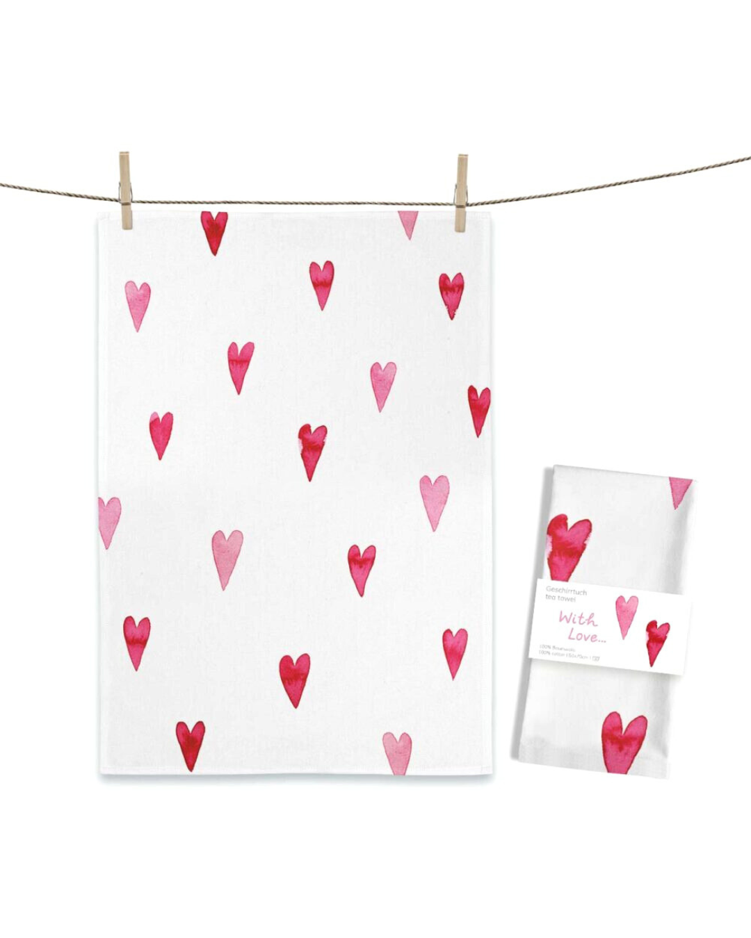 Herzchen Geschirrtuch „With Love“ von Maluu mit roten und rosafarbenen Herzen auf weißem Hintergrund, aufgehängt an einer Leine