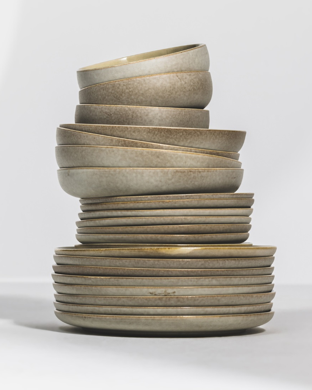 Stapel aus Sevran Tellern von Rivièra Maison in verschiedenen Größen, arrangiert auf weißer Fläche.