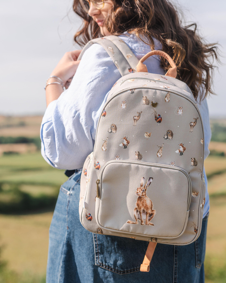 Getragener Rucksack „Woodlanders“ von Wrendale Designs auf dem Rücken einer Person, Waldtiermuster gut sichtbar.