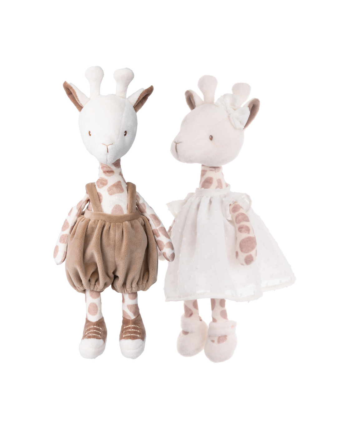 Zwei Giraffen-Kuscheltiere „Levi & Lucy“ von Bukowski: „Levi“ in brauner Latzhose, „Lucy“ in Kleid, nebeneinander stehend.