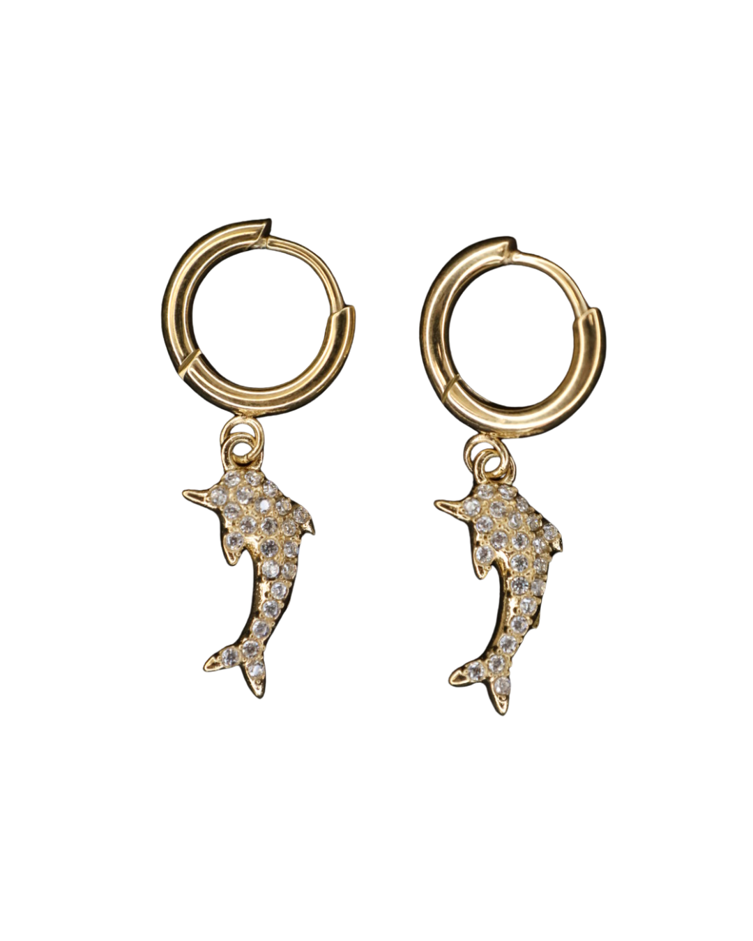 Goldene Delfin-Ohrringe von Dottilove verziert mit verschiedenen Glitzersteinen auf weißen Hintergrund.