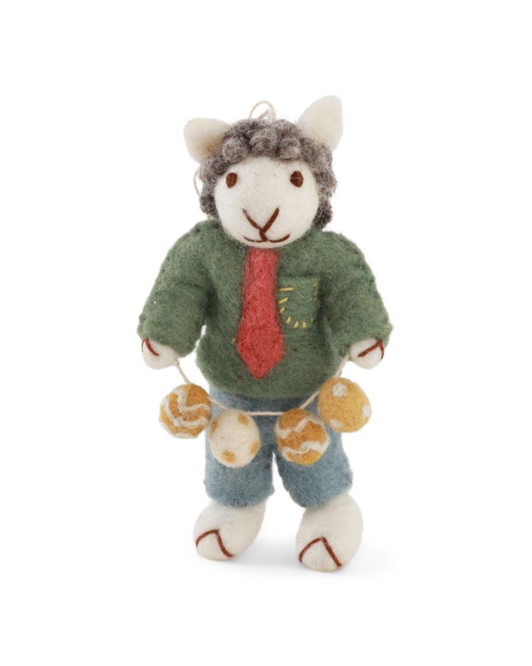 Graues Schaf mit Sakko und roter Krawatte, das eine kleine Ostereier-Girlande trägt, handgefertigter Filzanhänger von Gry & Sif vor weißem Hintergrund.