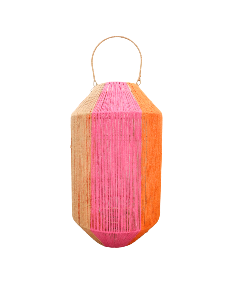 Diese große bunte Laterne „Pink & Orange“ aus Jute von Van der Leeden bringt einen warmen, lebhaften Farbakzent in deine Wohlfühloase – ob drinnen oder draußen. Handgefertigt und robust verarbeitet, lässt sie sich dank ihres praktischen Henkels überall dort platzieren, wo du dir eine besondere Atmosphäre wünschst. Das mitgelieferte Glas sorgt für sicheren Halt und eine stabile Standfläche, sodass deine Kerzen oder LED-Lichter ungestört leuchten können