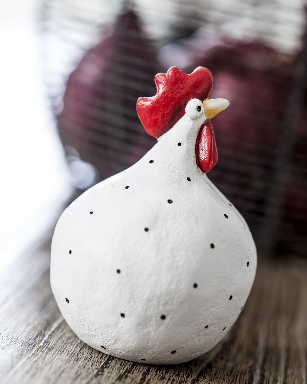 Großes weißes Huhn als Dekoration auf einem Tisch von Nääsgränsgarden.