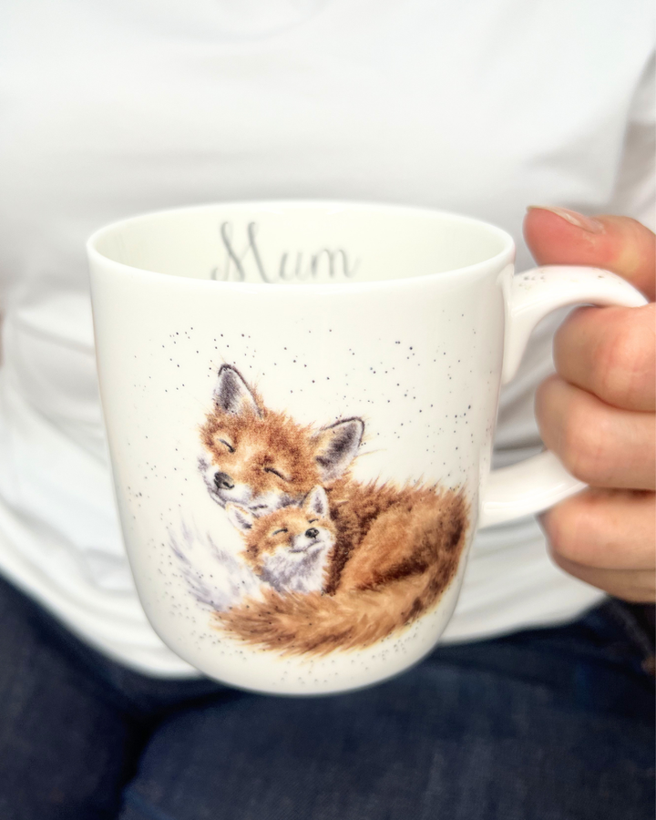 In der Hand gehaltene große Fuchs Tasse Mum von Wrendale Designs auf Porzellan von Royal Worcester.