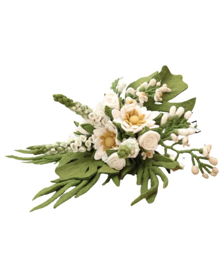 Bild zeigt den gesamten, üppigen Hochzeits-Blumenstrauß aus Filz mit cremefarbenen Rosen, Fingerhut (Digitalis), Schwertlilie (Iris hysteria), Wasserlilie (Nymphaea), Palmblättern, Wisteria (Blauregen) und Monstera (Fensterblatt).