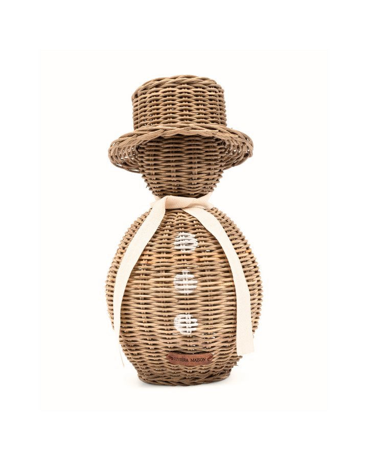 Großer Rustic Rattan Schneemann von Rivièra Maison vor weißem Hintergrund. Der Schneemann trägt einen geflochtenen Zylinder und einen hellen Schal.