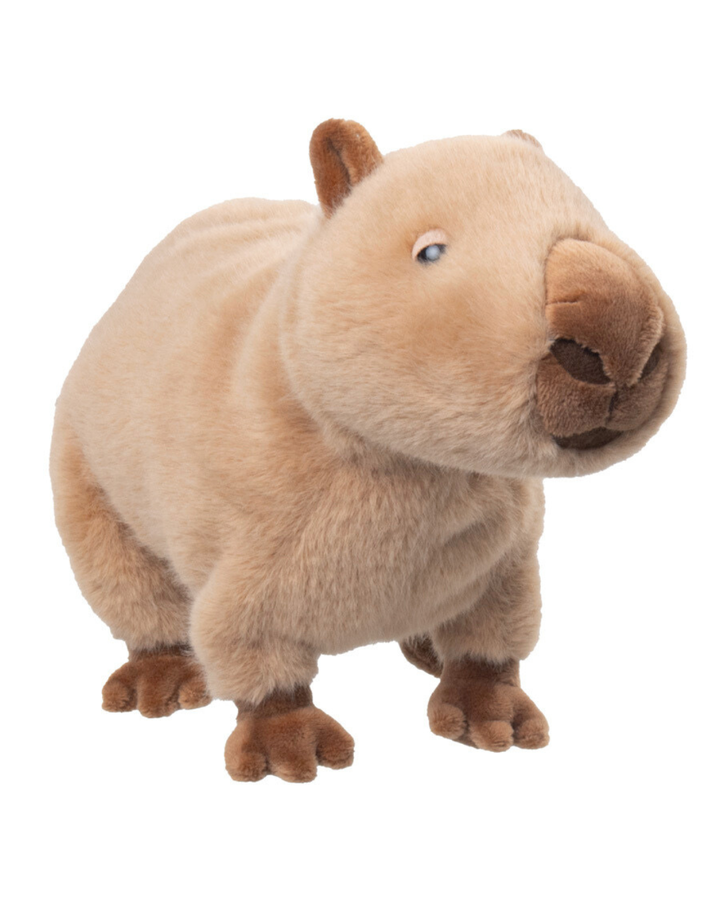 Ein Capybara von Bukowski steht auf einem hellen Hintergrund. Der Blick ist nach rechts gerichtet.