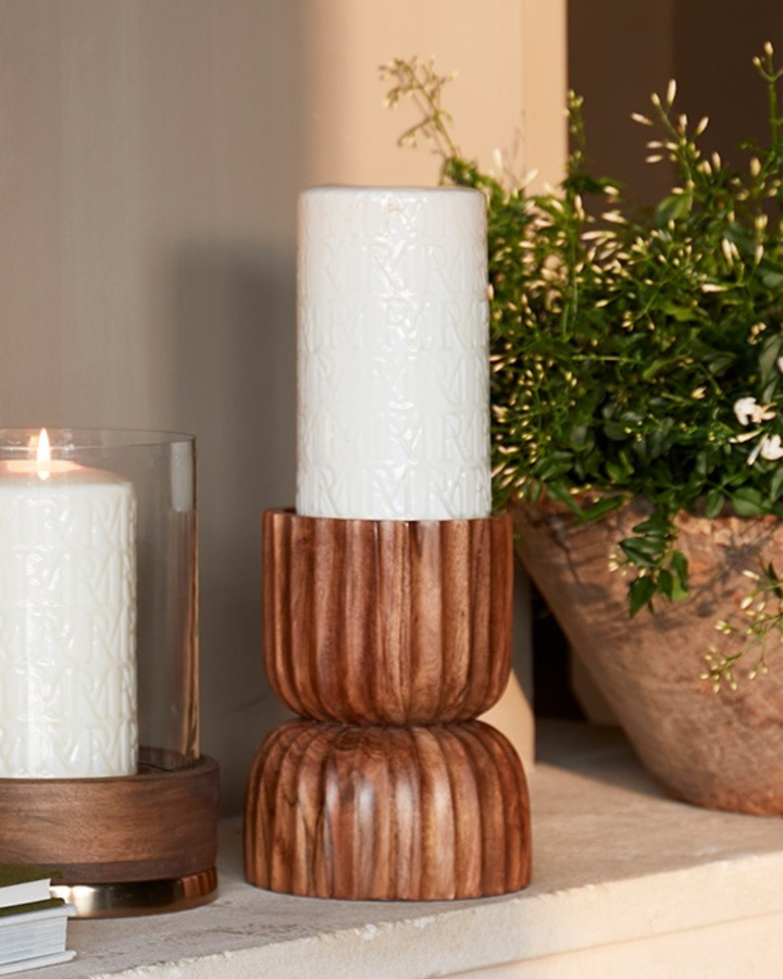 Großes Windlicht Josh Candle Holder L von Rivièra Maison aus Holz, gemütlich auf einem Sideboard dekoriert.