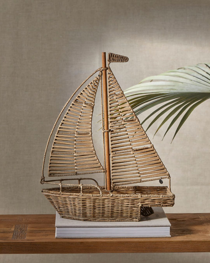 Großes Segelboot aus Rattan für eine maritime Dekoration von Rivièra Maison.