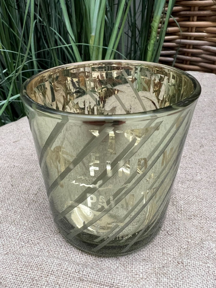 Grünes Windlicht aus Glas mit Palmenmotiv von Rivièra Maison.