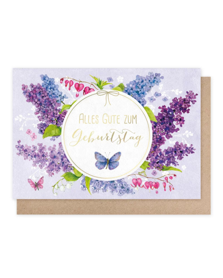 Die Grußkarte "Alles Gute zum Geburtstag" vom Grätz Verlag hat mittig einen weißen Kreis umfasst von weißen und rosafarbenen Rankblumen. Im weißen Kreis steht in goldenen Lettern "Alles Gute zum Geburtstag". Unterhalb der Schrift ist ein blauer Schmetterling illustriert. Daniela Drescher komplettiert das Motiv mit verschiedenfarbigen Fliederdolden, welche um den Mittelkreis herum dargestellt sind.
