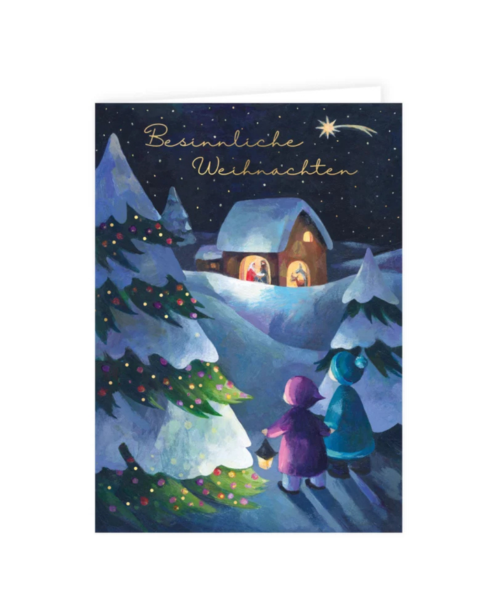 Die Weihnachtskarte "Kinder an Weihnachten" zeigt zwei kleine Kinder von hinten, welche händchenhaltend neben einem schneebedeckten und dennoch geschmückten Weihnachtsbaum stehen. Eine kleine Laterne in der Hand haltend blicken die Kinder in Richtung Weihnachtskrippe, welche im Hintergrund zu erkennen ist. "Besinnliche Weihnachten" steht in goldenen Lettern, begleitet vom Stern von Bethlehem, in der oberen Bildmitte.